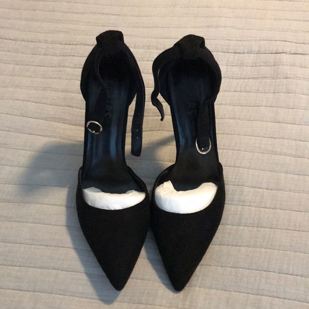 Ankle strap faux suede pump
